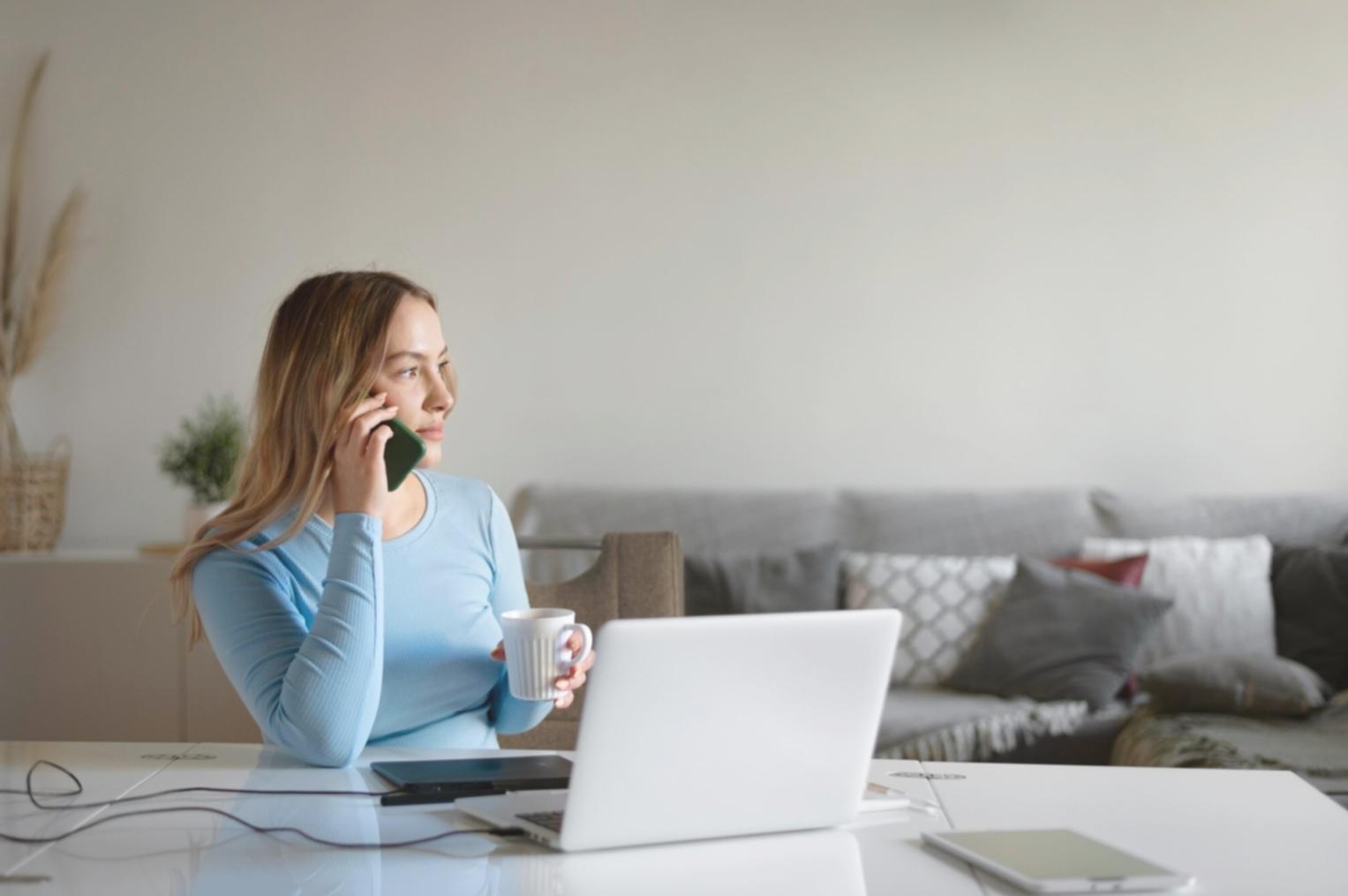 Profesionales en sesión de negociación financiera avanzada